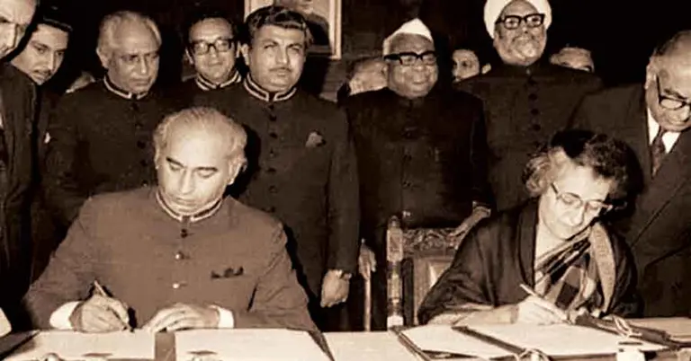 ১৯৭২ সালের ২ জুলাই ইন্দিরা গান্ধী ও জেড এ ভুট্টো সিমলা চুক্তি স্বাক্ষর করেন